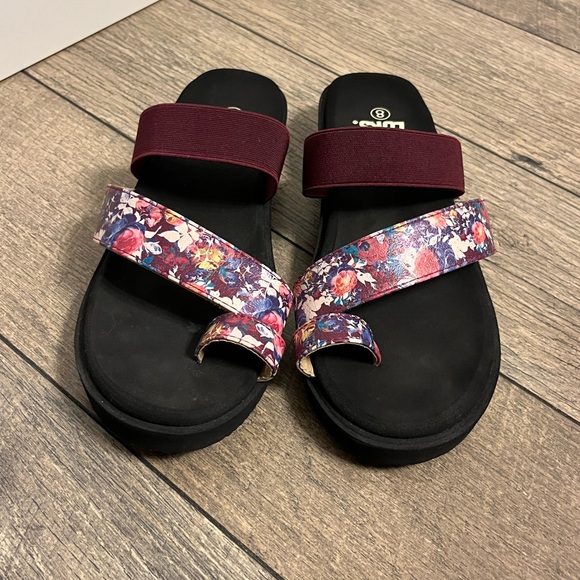 Nearly New Muk Luks Sandals - Picture 4 of 10